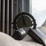 Close up van achterkant Birth Alarm Classic zender op rug van merrie